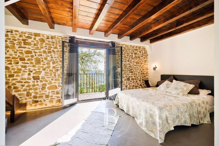 Image No.25-6 Bed House for sale