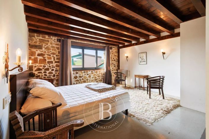 Image No.31-6 Bed House for sale