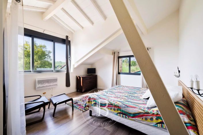 Image No.32-6 Bed House for sale