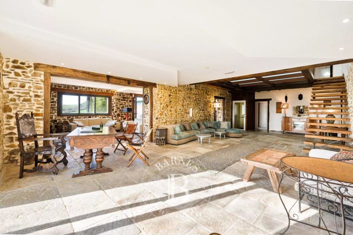 Image No.8-6 Bed House for sale