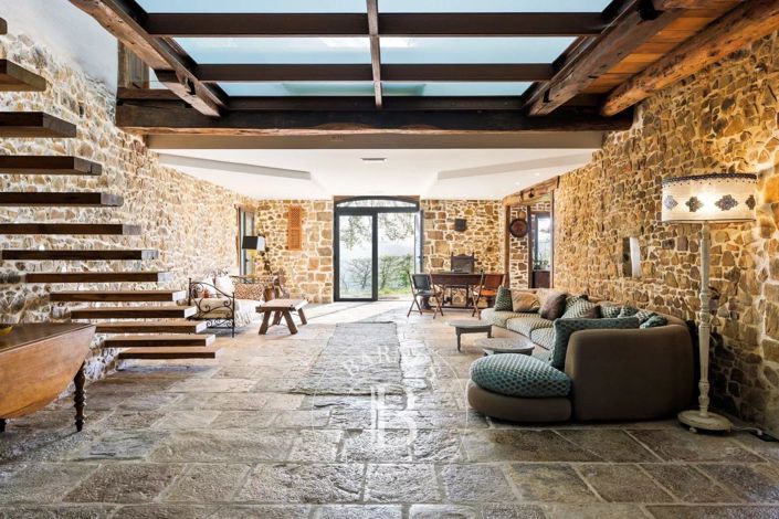 Image No.9-6 Bed House for sale