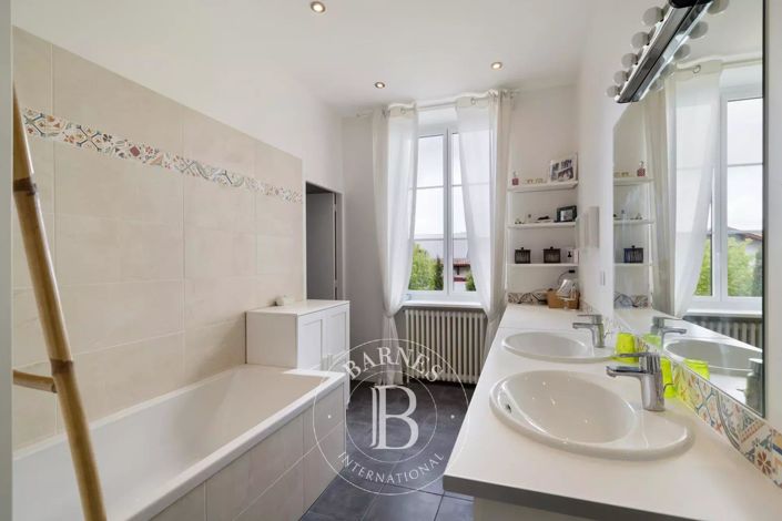 Image No.11-10 Bed House for sale