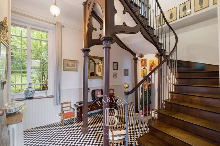 Image No.5-10 Bed House for sale