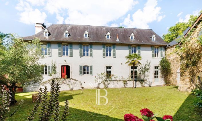 Image No.1-8 Bed House for sale