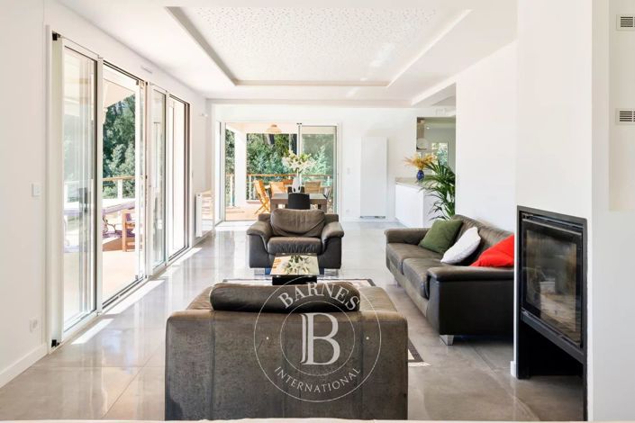 Image No.8-7 Bed House for sale