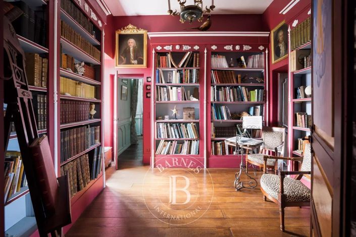 Image No.10-8 Bed House for sale