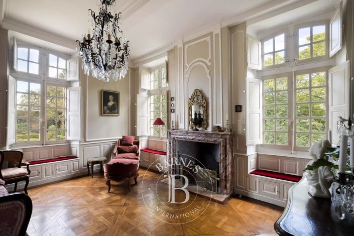 Image No.5-8 Bed House for sale