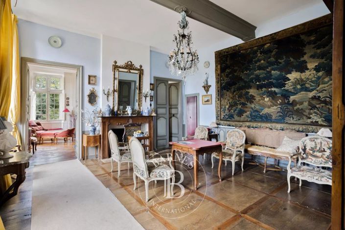 Image No.7-8 Bed House for sale