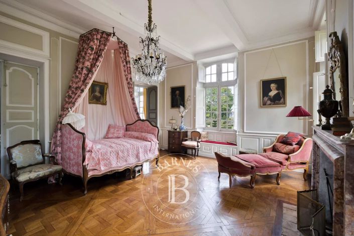 Image No.8-8 Bed House for sale