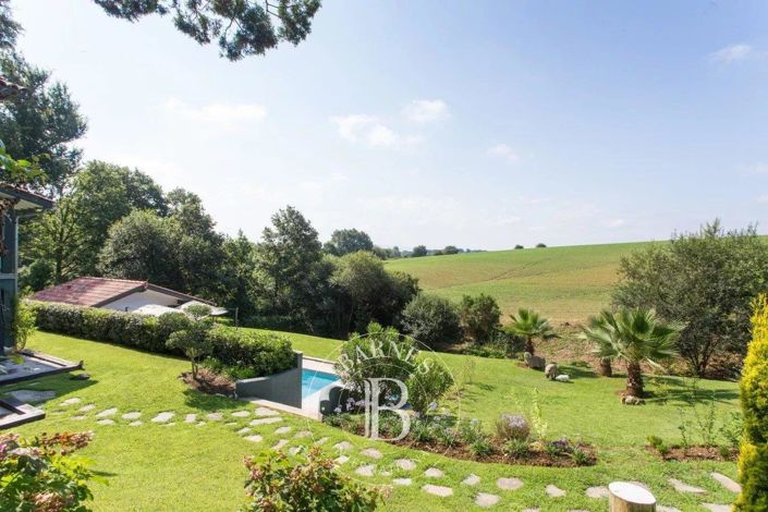 Image No.5-6 Bed House for sale