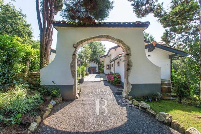 Image No.8-6 Bed House for sale