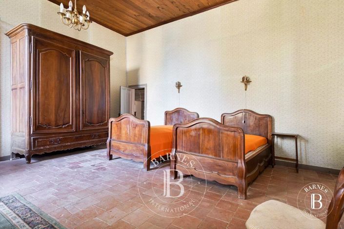 Image No.19-9 Bed House for sale