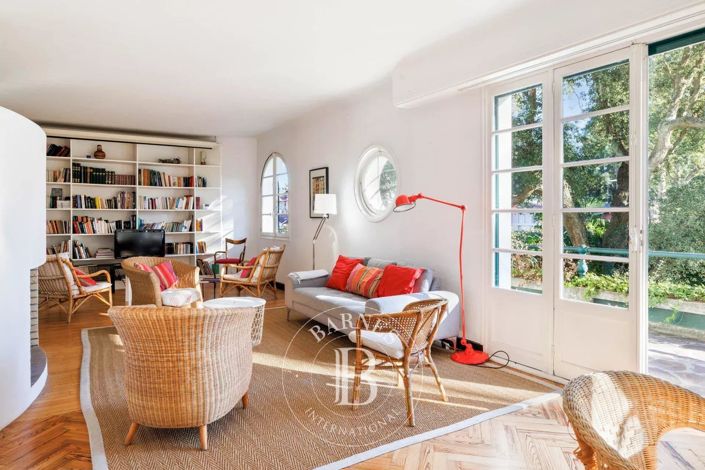 Image No.10-7 Bed House for sale