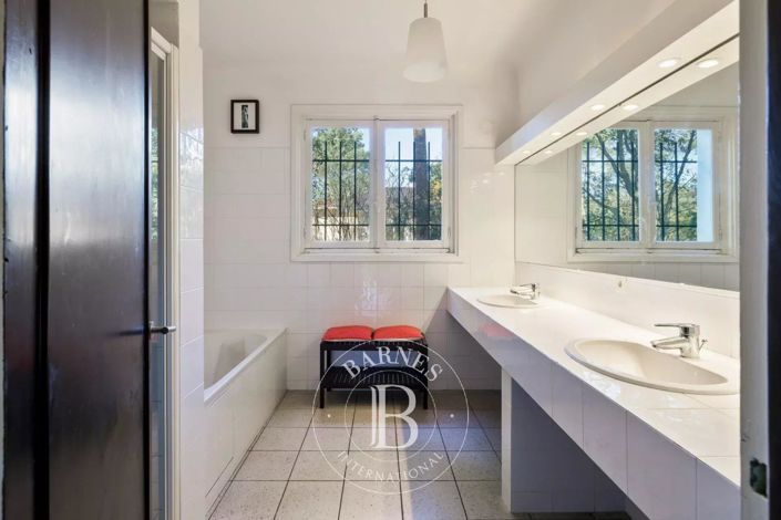 Image No.16-7 Bed House for sale