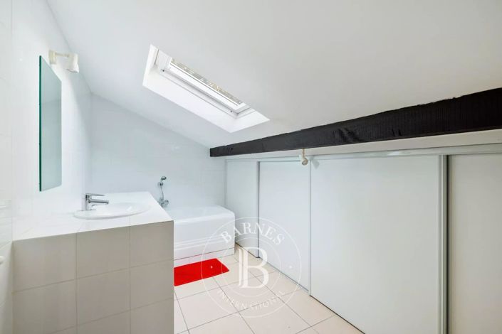 Image No.24-7 Bed House for sale