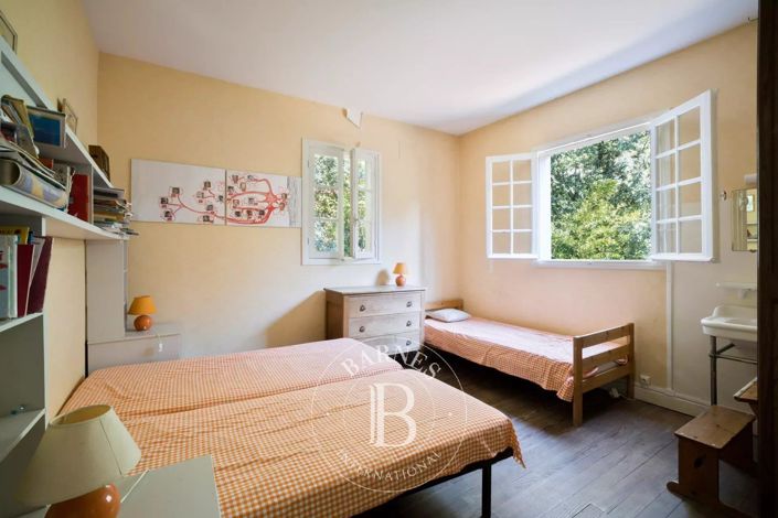 Image No.11-10 Bed House for sale