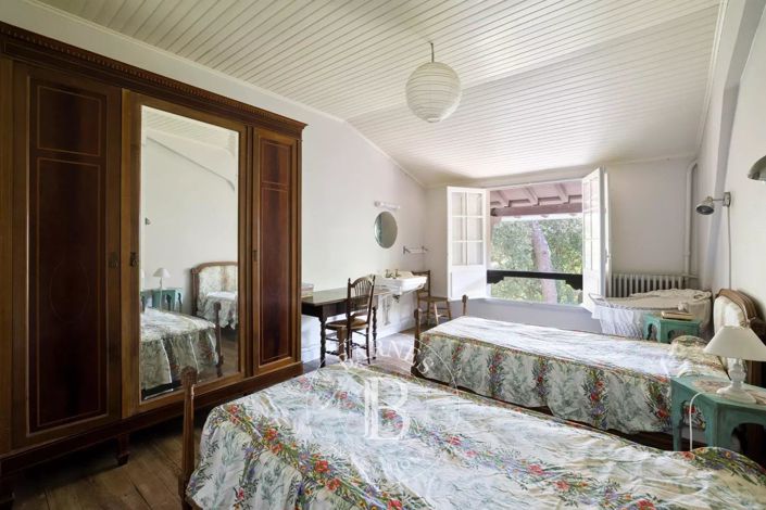 Image No.17-10 Bed House for sale