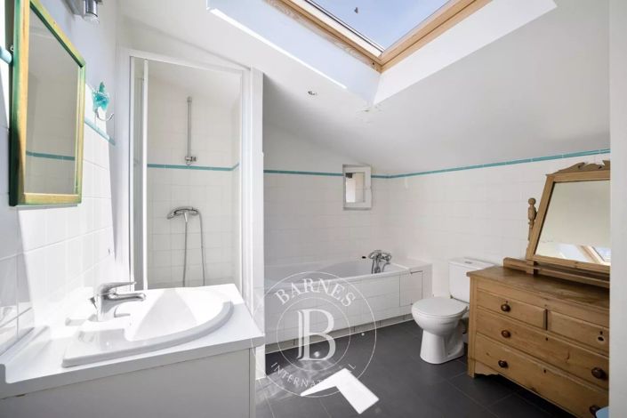 Image No.19-10 Bed House for sale