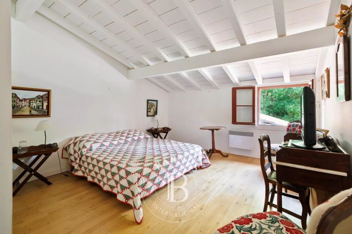 Image No.12-7 Bed House for sale