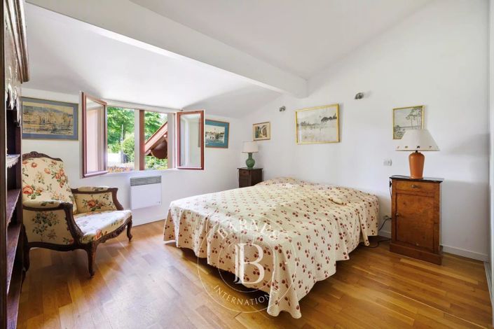 Image No.17-7 Bed House for sale