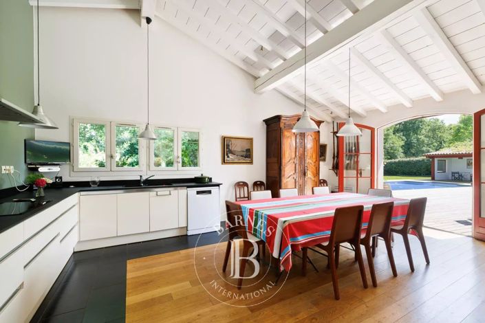 Image No.8-7 Bed House for sale