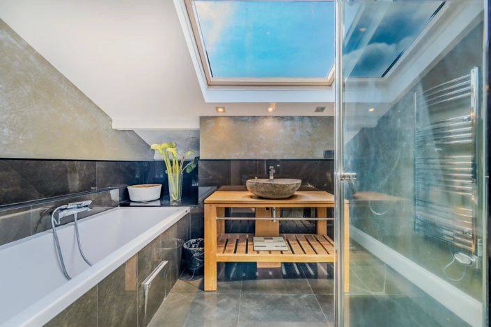 Image No.25-8 Bed House for sale