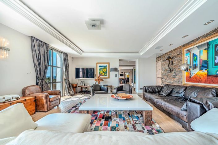 Image No.6-8 Bed House for sale