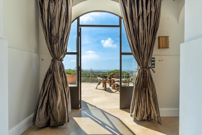 Image No.8-8 Bed House for sale