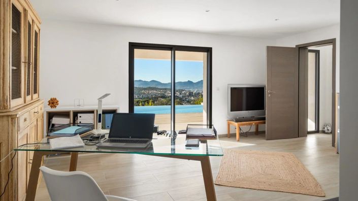 Image No.9-6 Bed House for sale