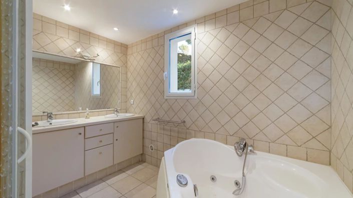 Image No.9-6 Bed House for sale