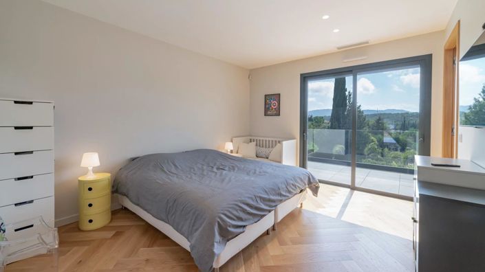 Image No.8-6 Bed House for sale