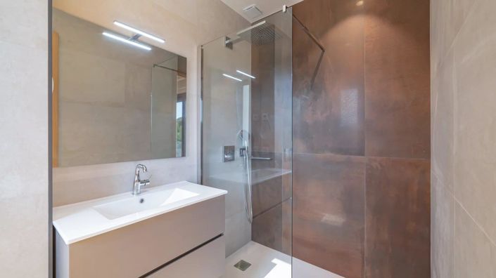 Image No.9-6 Bed House for sale