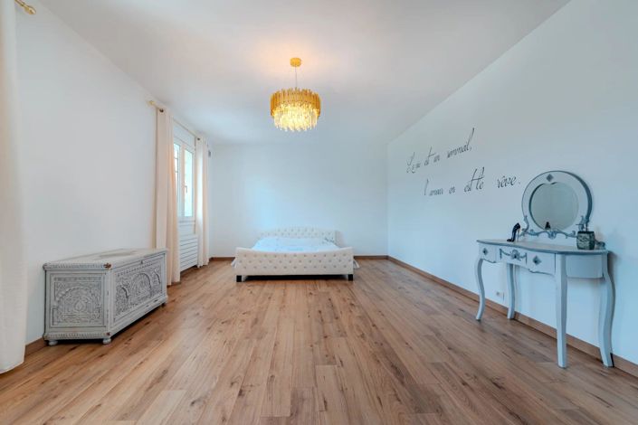 Image No.11-5 Bed House for sale