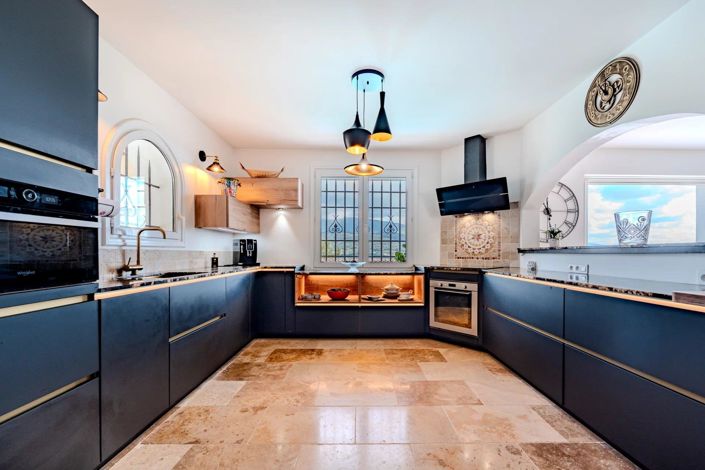 Image No.8-5 Bed House for sale