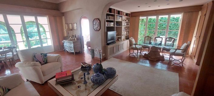 Image No.8-5 Bed House for sale