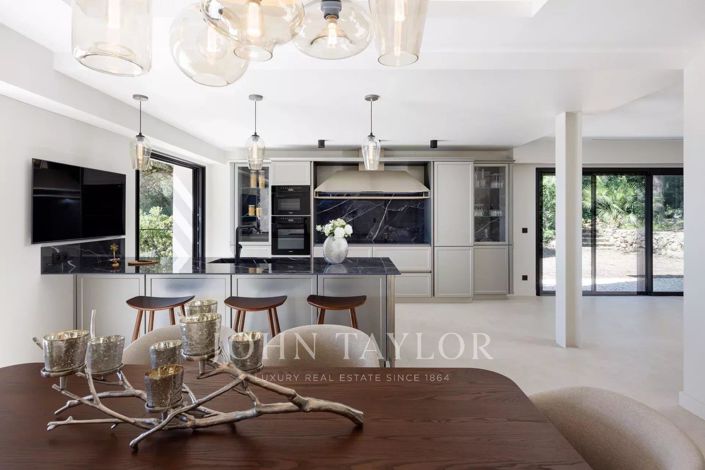 Image No.6-5 Bed House for sale