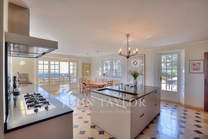 Image No.8-6 Bed House for sale