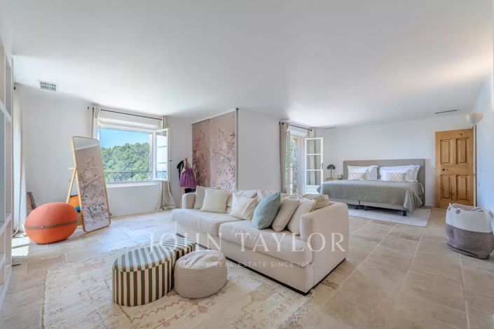 Image No.18-6 Bed House for sale