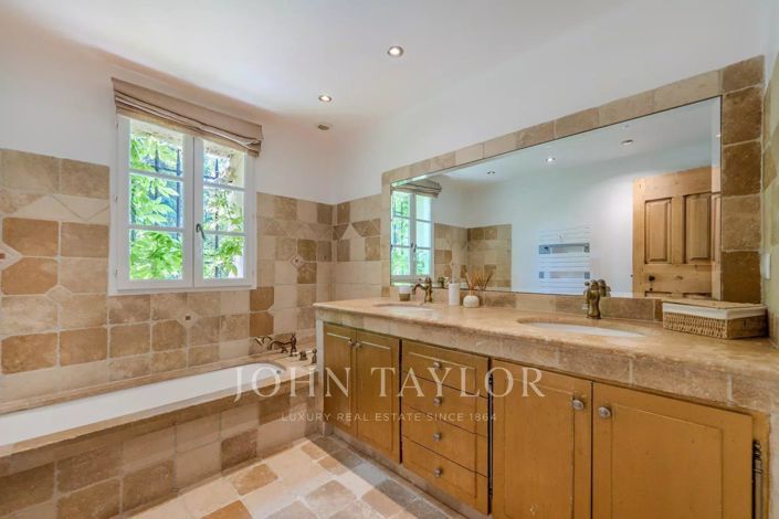 Image No.19-6 Bed House for sale