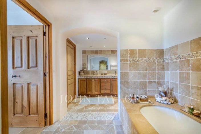 Image No.21-6 Bed House for sale