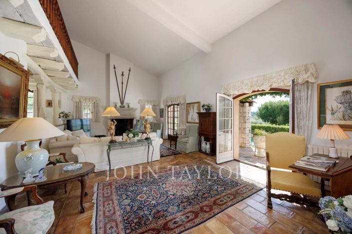 Image No.8-5 Bed House for sale