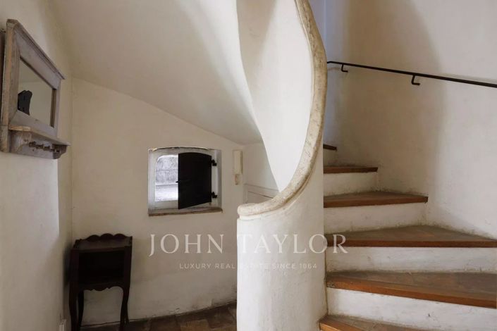 Image No.8-5 Bed House for sale