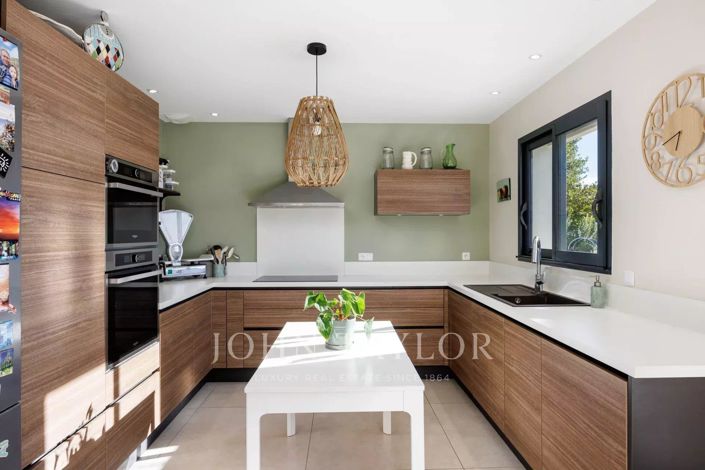 Image No.8-4 Bed House for sale