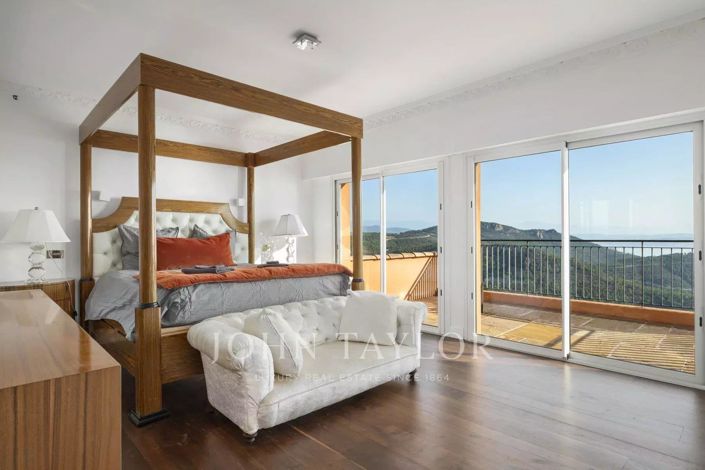 Image No.8-7 Bed House for sale