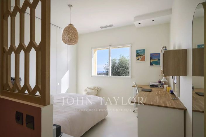 Image No.18-5 Bed House for sale