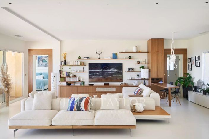 Image No.9-5 Bed House for sale