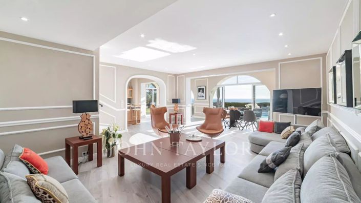 Image No.8-6 Bed House for sale