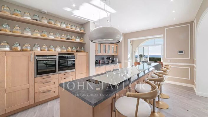 Image No.9-6 Bed House for sale