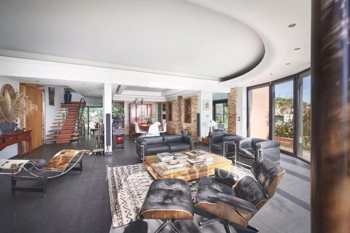 Image No.8-5 Bed House for sale