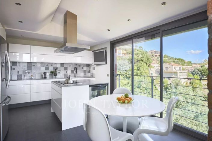 Image No.9-5 Bed House for sale